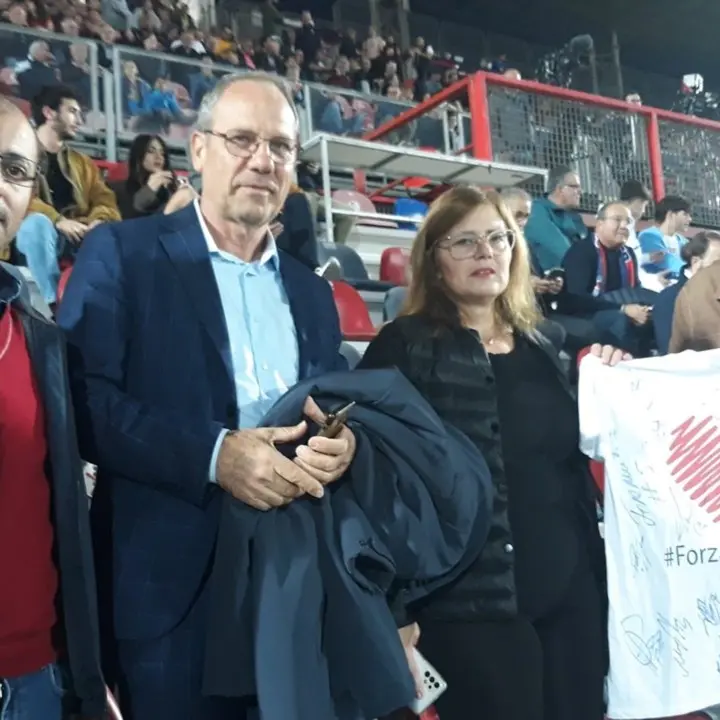 «Forza Davide, Crotone è con te»: sugli spalti dello Scida consegnata agli zii la maglia dedicata al ventenne in coma