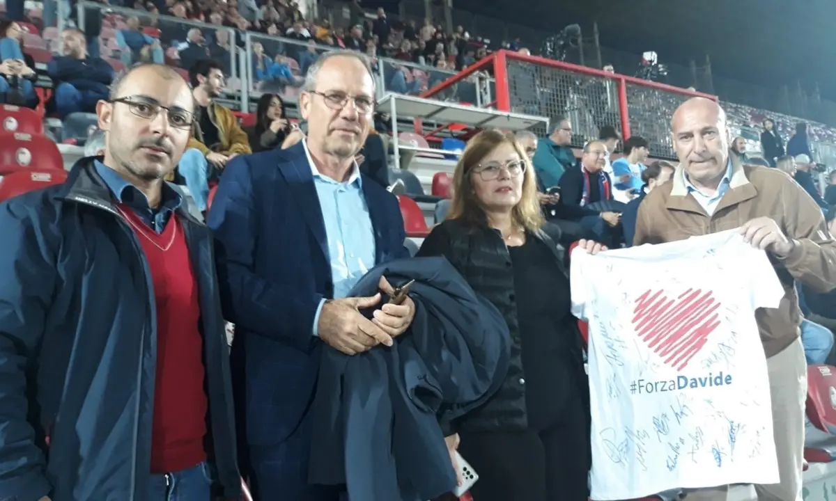 «Forza Davide, Crotone è con te»: sugli spalti dello Scida consegnata agli zii la maglia dedicata al ventenne in coma