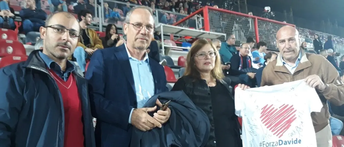 «Forza Davide, Crotone è con te»: sugli spalti dello Scida consegnata agli zii la maglia dedicata al ventenne in coma