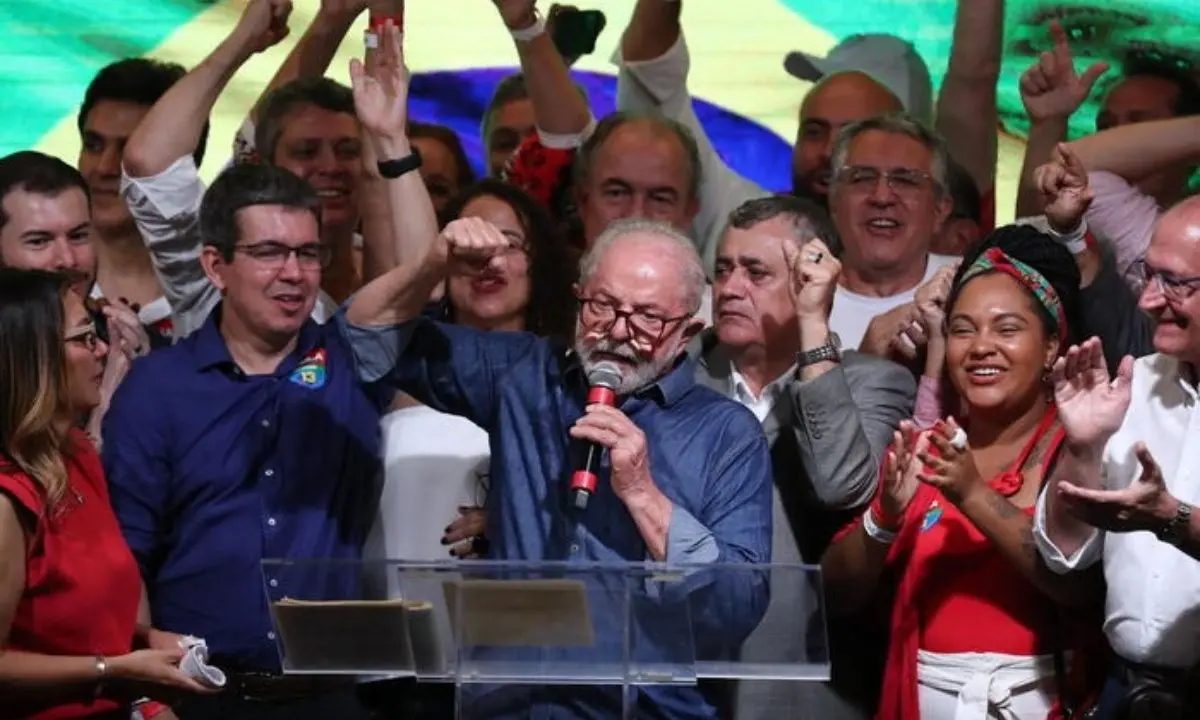 Lula vince di un soffio il ballottaggio contro Bolsonaro, eletto per la terza volta presidente del Brasile