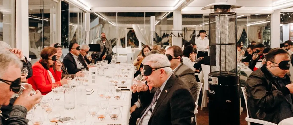 Assaporare bendati liquori e amari, successo per l’iniziativa della Federazione italiana sommelier
