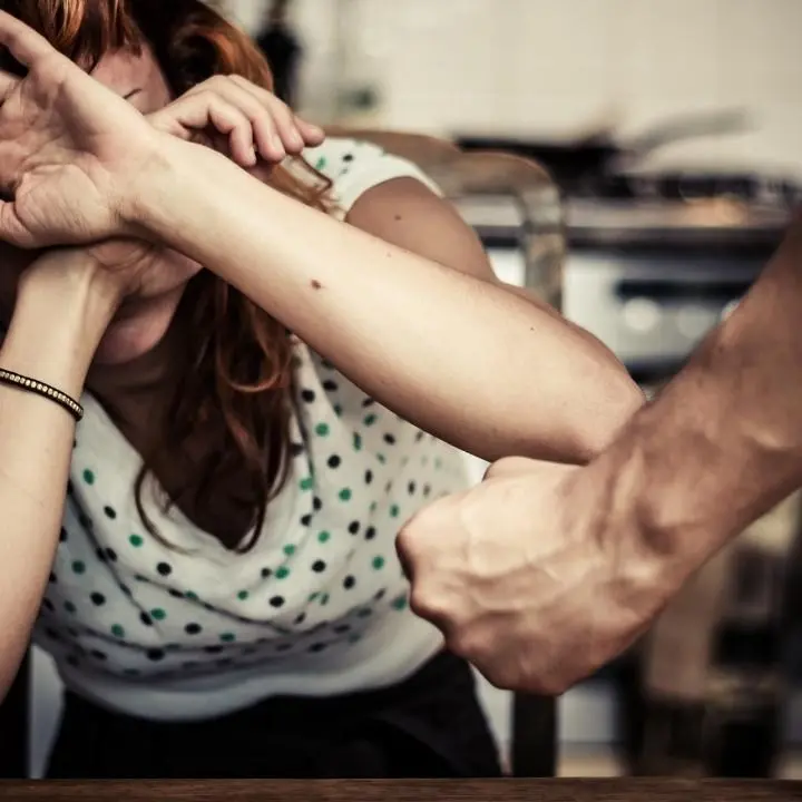 Cosenza, minacce e violenze nei confronti della moglie: 54enne denunciato dalla figlia disabile