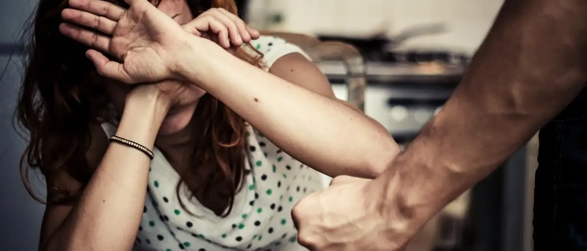 Cosenza, minacce e violenze nei confronti della moglie: 54enne denunciato dalla figlia disabile