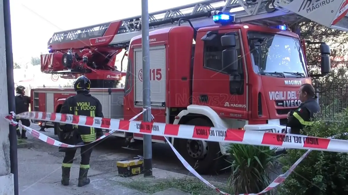 Incendio mortale a Catanzaro, i vigili del fuoco: «Intervento tempestivo ma il rogo era già esteso»