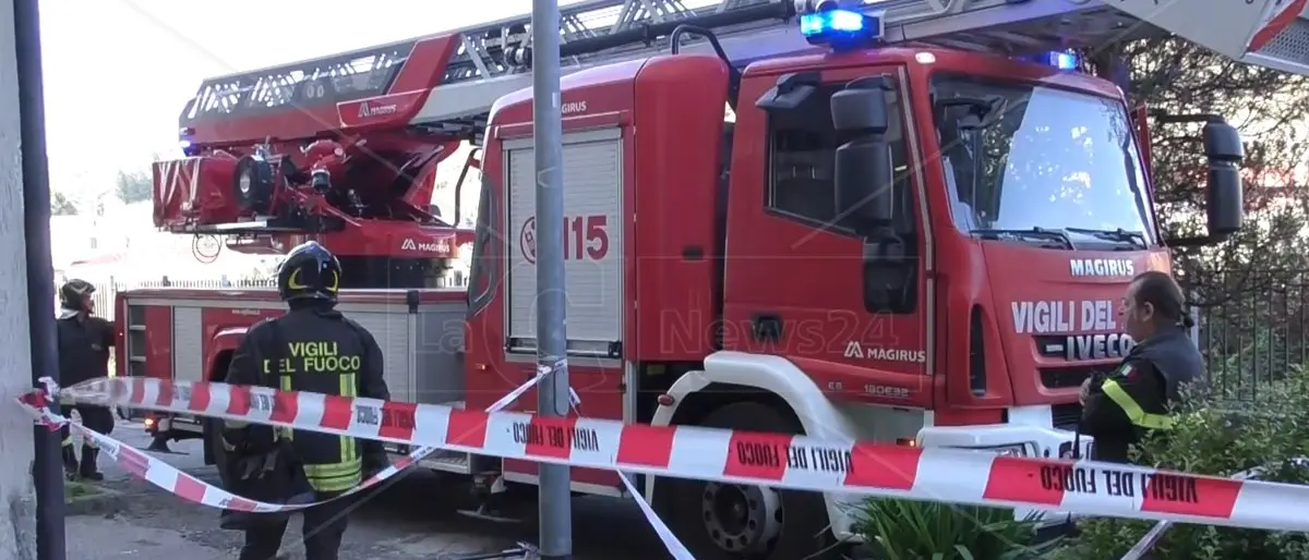 Incendio mortale a Catanzaro, i vigili del fuoco: «Intervento tempestivo ma il rogo era già esteso»