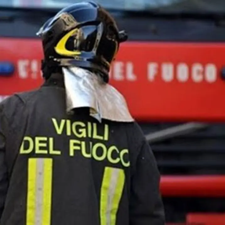 Incendio a Reggio Calabria nella notte, caseificio in fiamme: indagini in corso