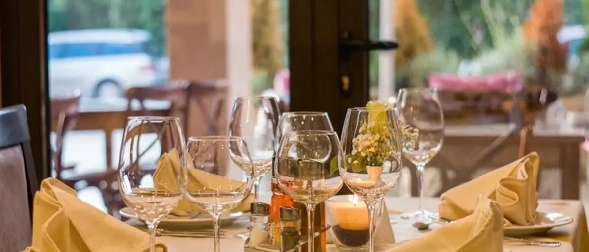 Bollette salate per bar e ristoranti, Confcommercio-Nomisma: «In Italia si paga il 70% in più rispetto alla Francia»