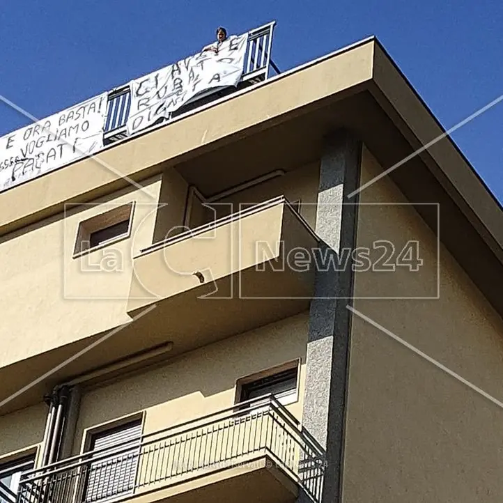 «Ci avete rubato la dignità»: protestano sul tetto i dipendenti del Sant’Anna, chiedono gli stipendi arretrati