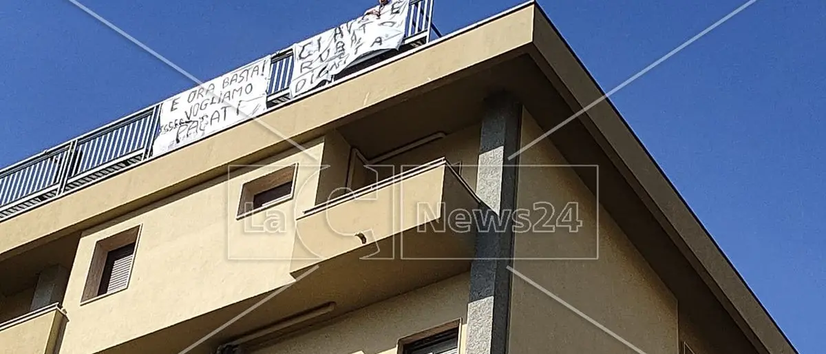 «Ci avete rubato la dignità»: protestano sul tetto i dipendenti del Sant’Anna, chiedono gli stipendi arretrati