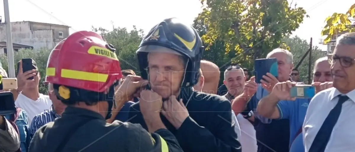 Trebisacce, il vescovo Savino sale con l’autoscala sul tetto e convince i lavoratori del Consorzio a scendere