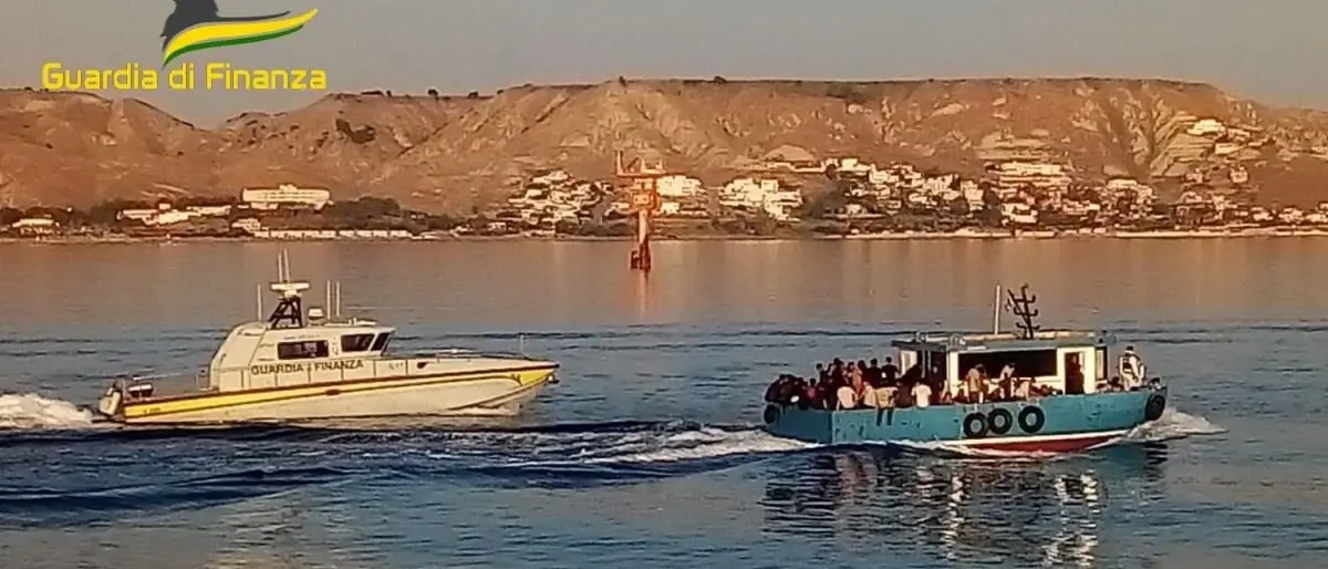 Migranti, 456 profughi sbarcati questa mattina a Crotone: a bordo 40 bambini e 25 donne