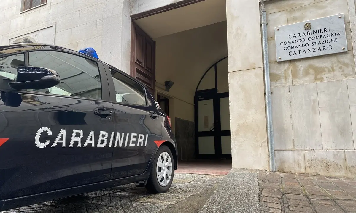 Catanzaro, pugni e minacce al proprietario del bar per non pagare il conto: quattro arresti