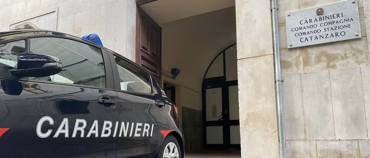 Catanzaro, pugni e minacce al proprietario del bar per non pagare il conto: quattro arresti