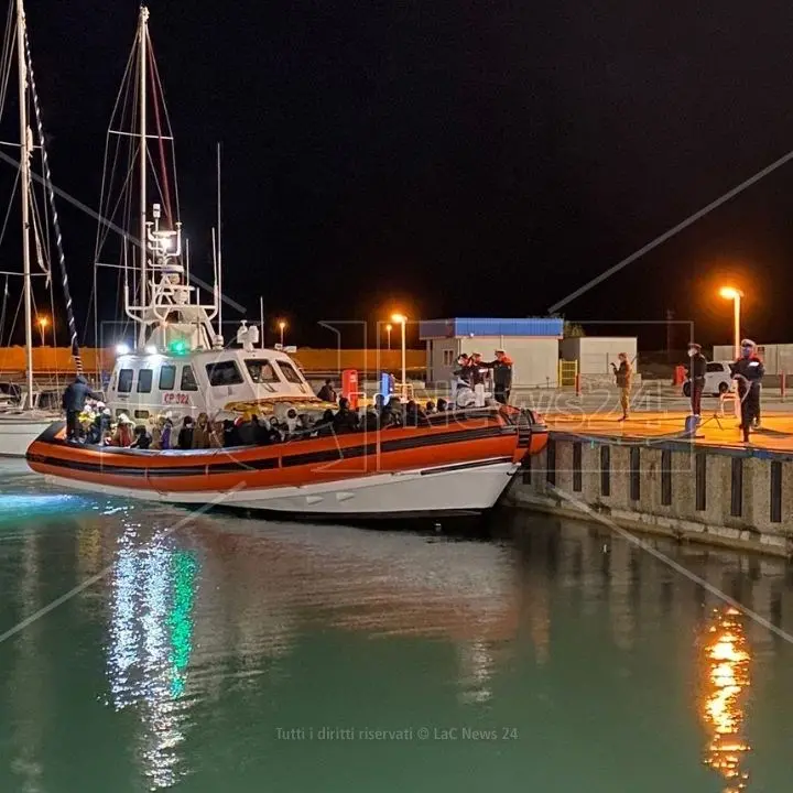 Migranti, ancora arrivi in Calabria: 80 persone sbarcate a Roccella Jonica