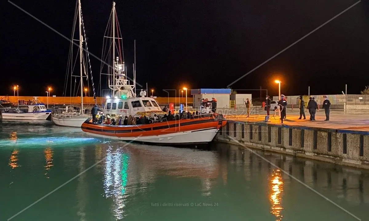 Migranti, ancora arrivi in Calabria: 80 persone sbarcate a Roccella Jonica