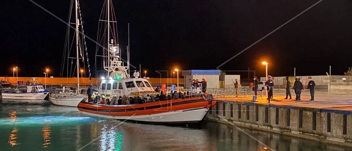 Migranti, ancora arrivi in Calabria: 80 persone sbarcate a Roccella Jonica