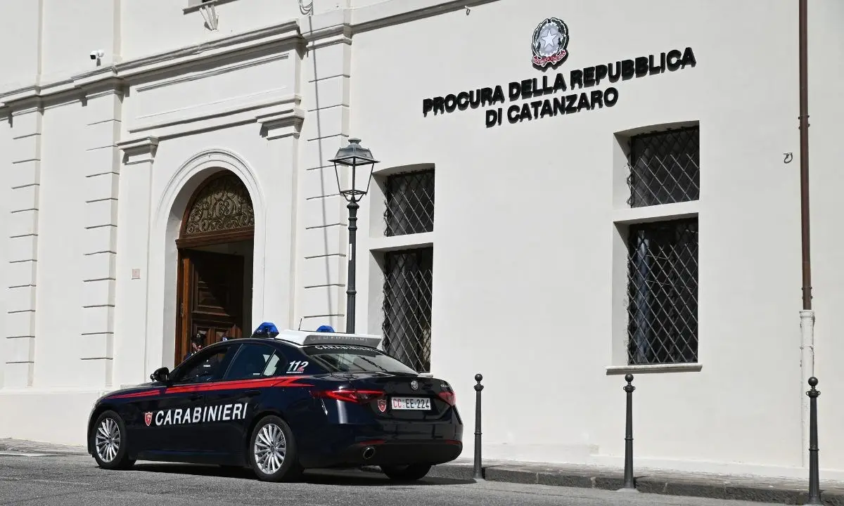 «Dacci la bottiglia o combiniamo un bordello», notte di violenza e terrore a Catanzaro