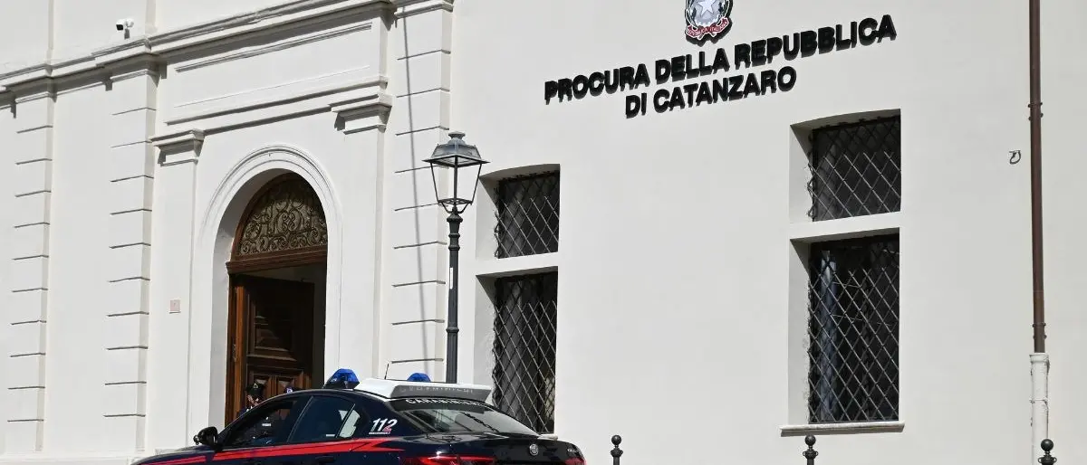 «Dacci la bottiglia o combiniamo un bordello», notte di violenza e terrore a Catanzaro