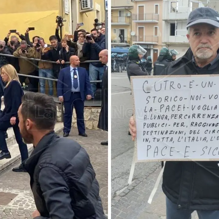 Le due facce di Cutro: l’applauso ai ministri e la protesta a pochi metri di distanza