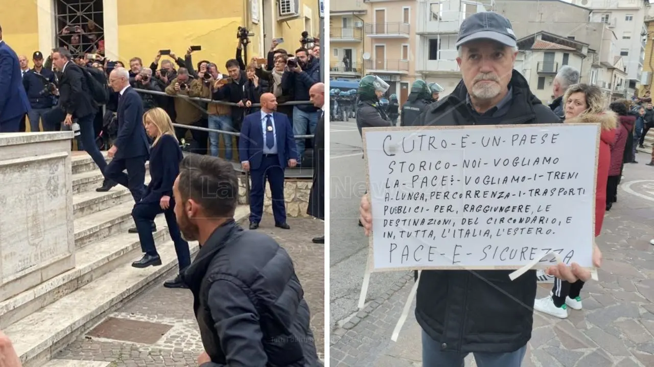 Le due facce di Cutro: l’applauso ai ministri e la protesta a pochi metri di distanza