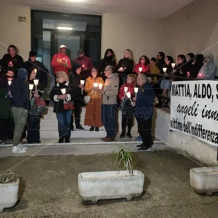 A Catanzaro la fiaccolata per i tre ragazzi morti nell’incendio: “Angeli innocenti”