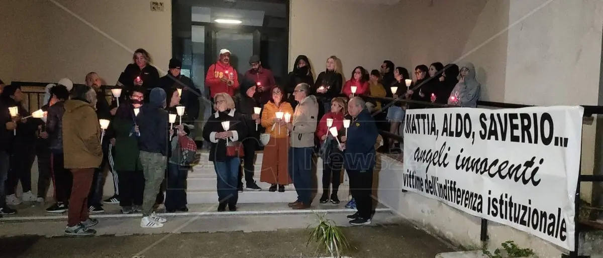 A Catanzaro la fiaccolata per i tre ragazzi morti nell’incendio: “Angeli innocenti”