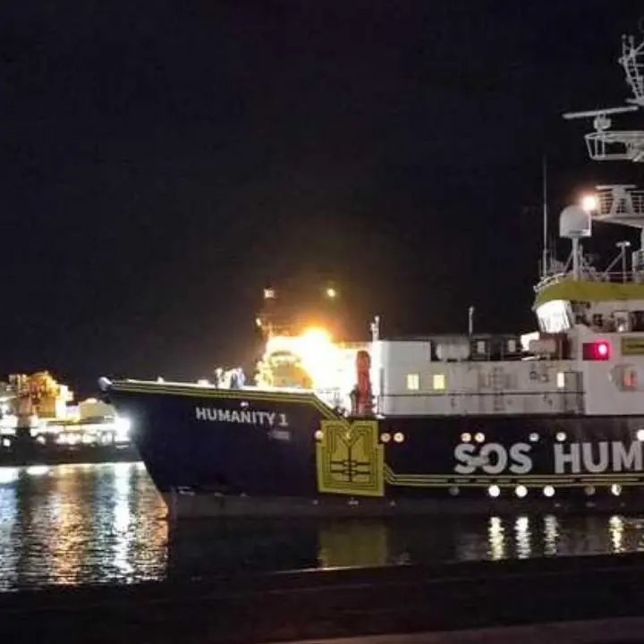 La nave Humanity 1 è attraccata al porto di Catania: a bordo 179 profughi