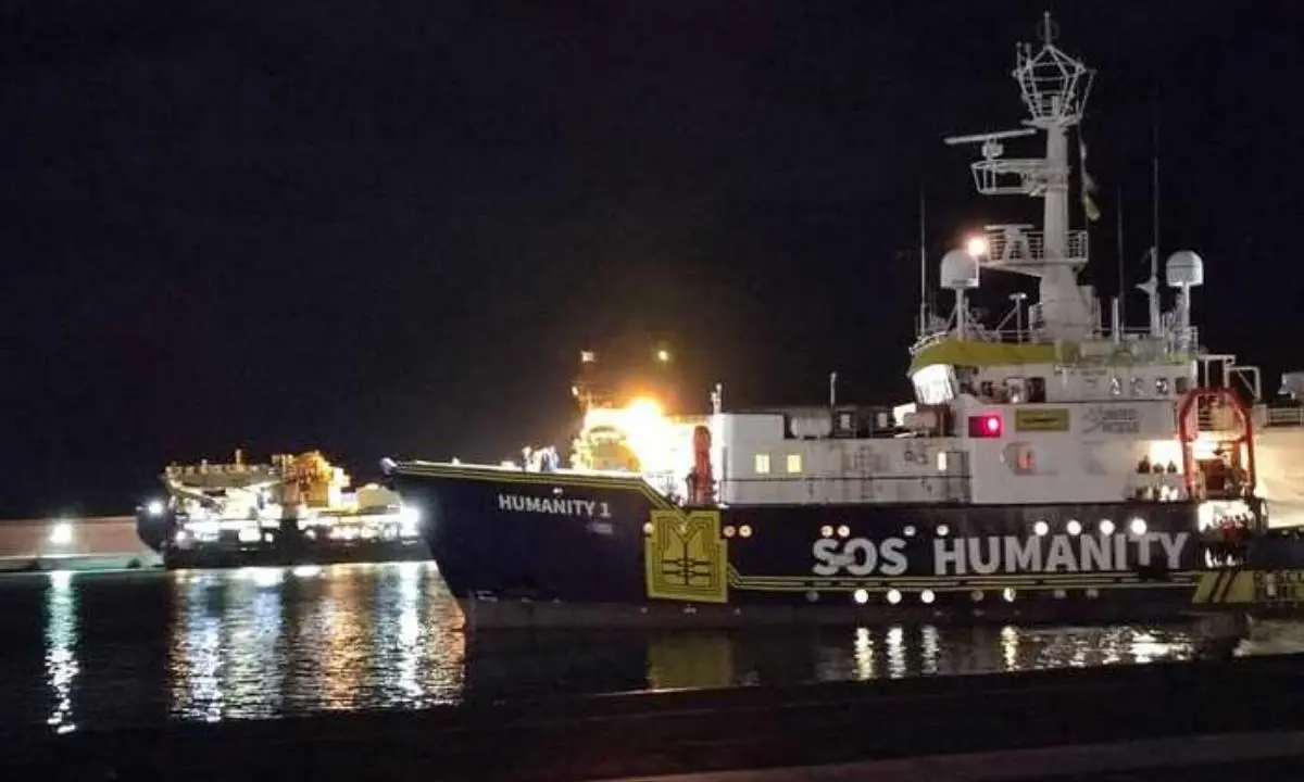 La nave Humanity 1 è attraccata al porto di Catania: a bordo 179 profughi