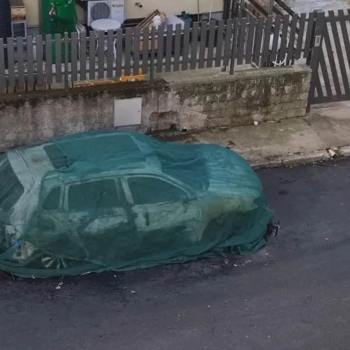 Incendio nel Cosentino, notte di fuoco a Cassano: in fiamme l’auto dell’assessore comunale Sposato