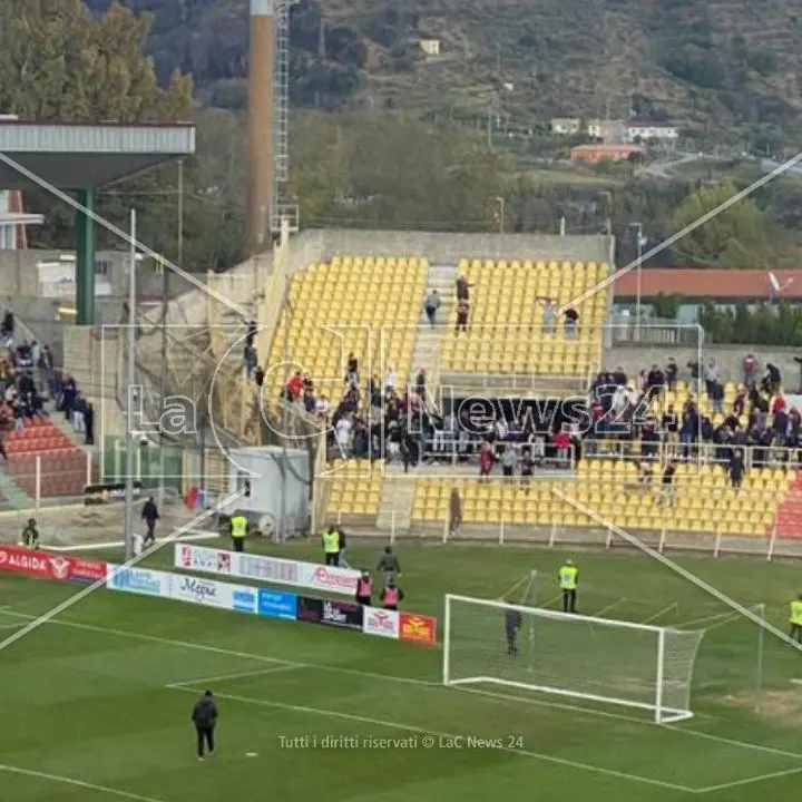 Catanzaro-Crotone, ispettore di polizia ferito alla testa: fermato un ultras rossoblù di 33 anni