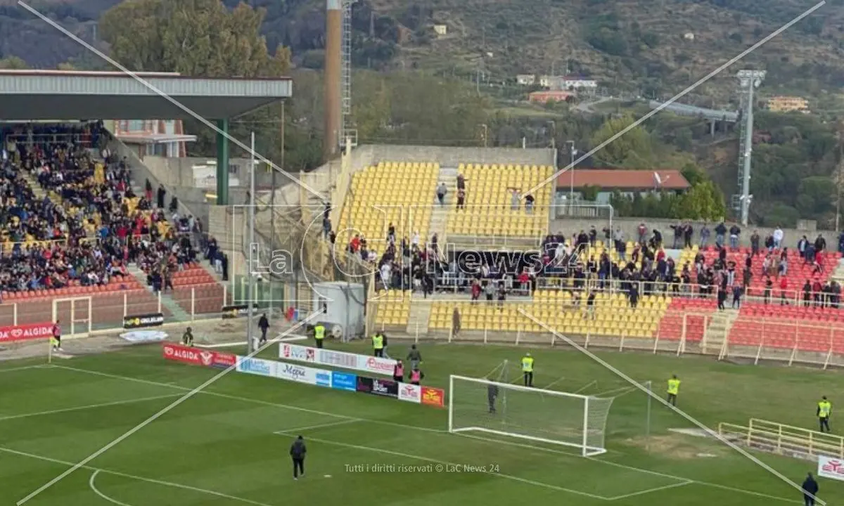 Catanzaro-Crotone, ispettore di polizia ferito alla testa: fermato un ultras rossoblù di 33 anni