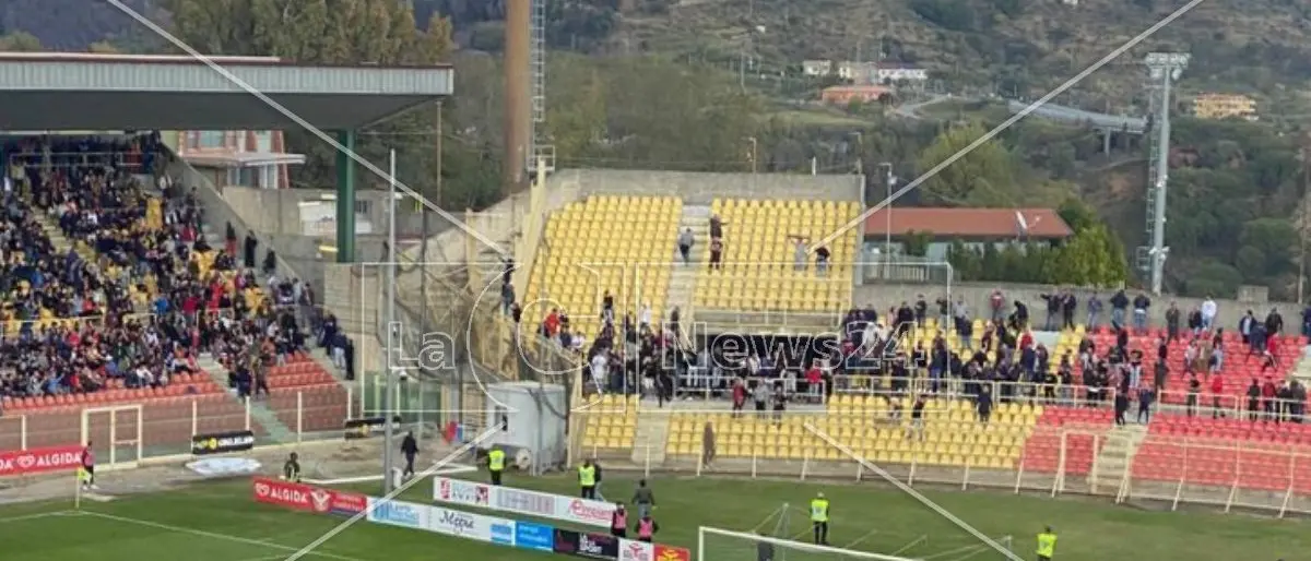 Catanzaro-Crotone, ispettore di polizia ferito alla testa: fermato un ultras rossoblù di 33 anni