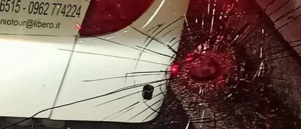 Catanzaro, sassaiola contro un pullman dei tifosi del Crotone all’uscita dello stadio