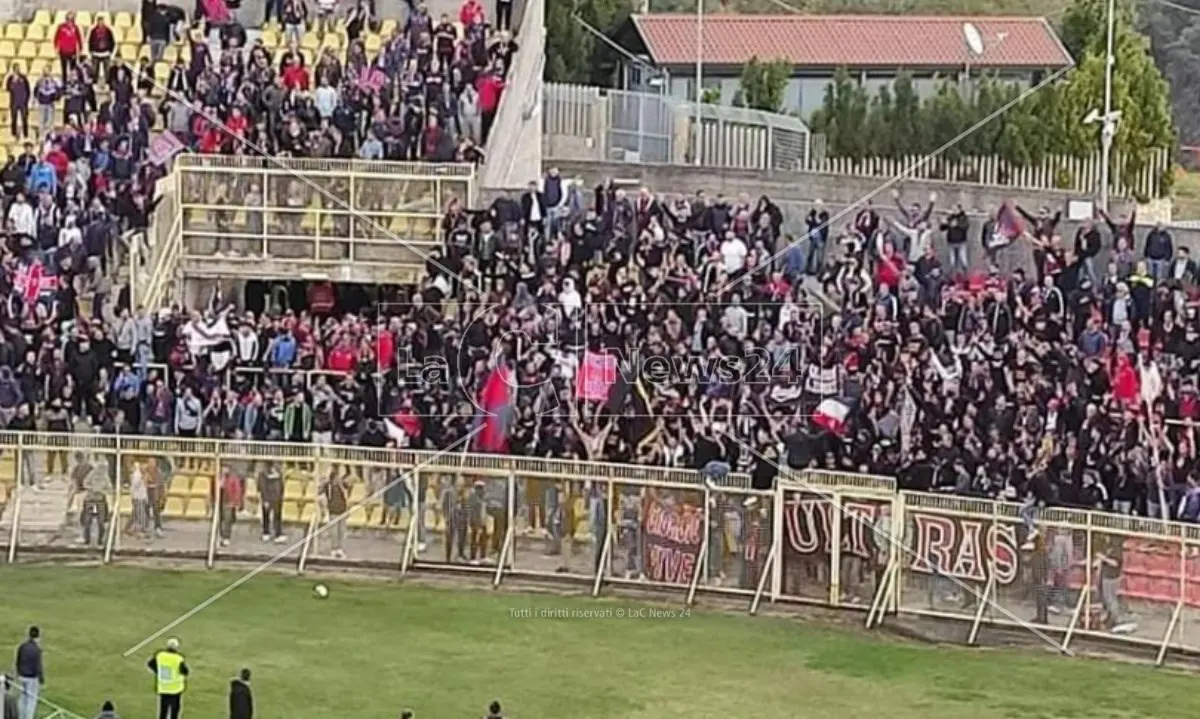 Ispettore di polizia ferito da un tifoso durante il derby Catanzaro-Crotone, il sindacato Siulp: «Pena esemplare»