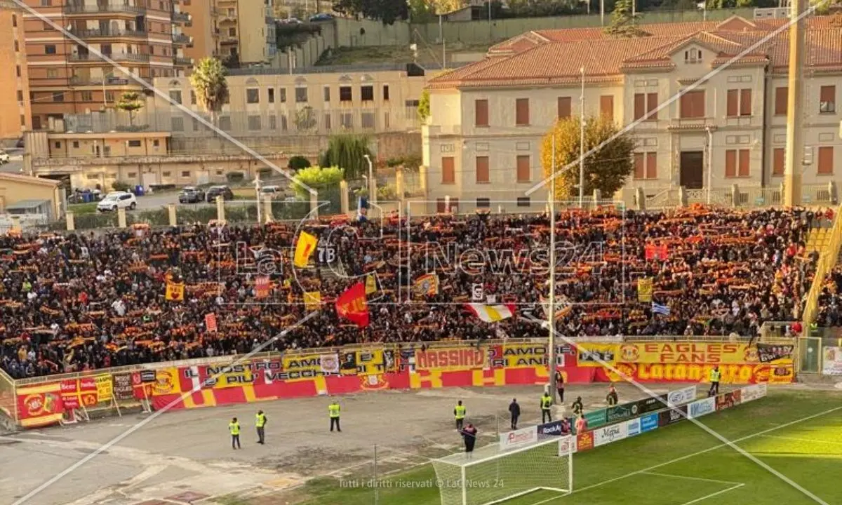 Catanzaro-Crotone, il club giallorosso: «Chi ha subito violenza denunci alle autorità, non solo sui social»