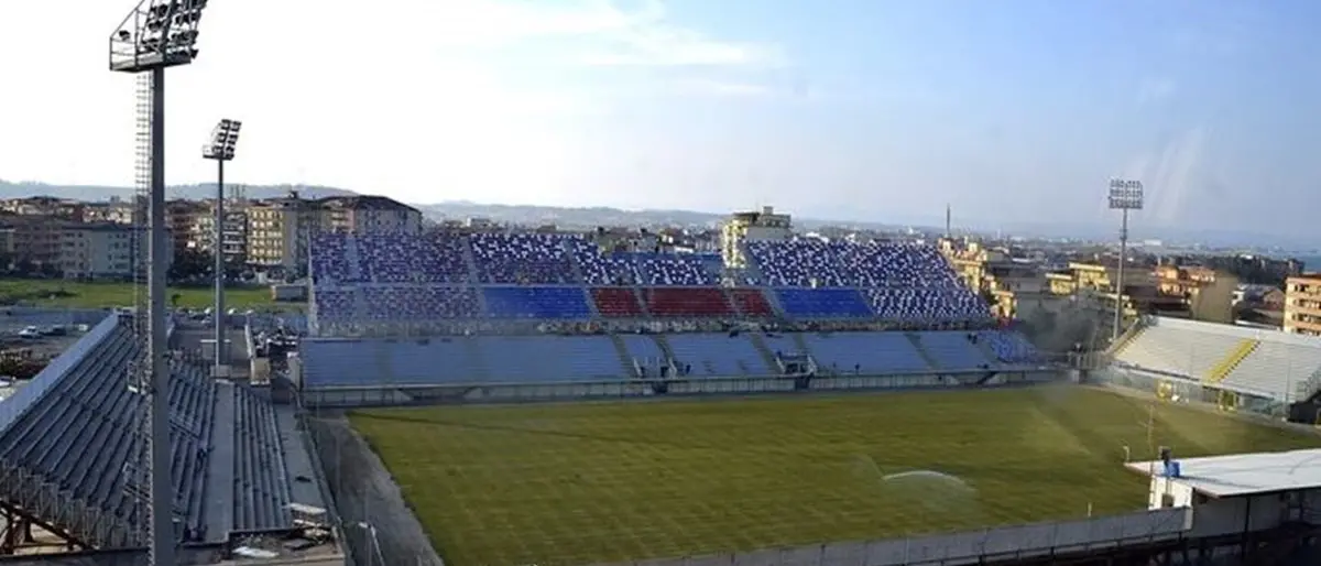 Daspo per due tifosi del Crotone: avevano acceso fumogeni durante la partita contro la Juve Stabia