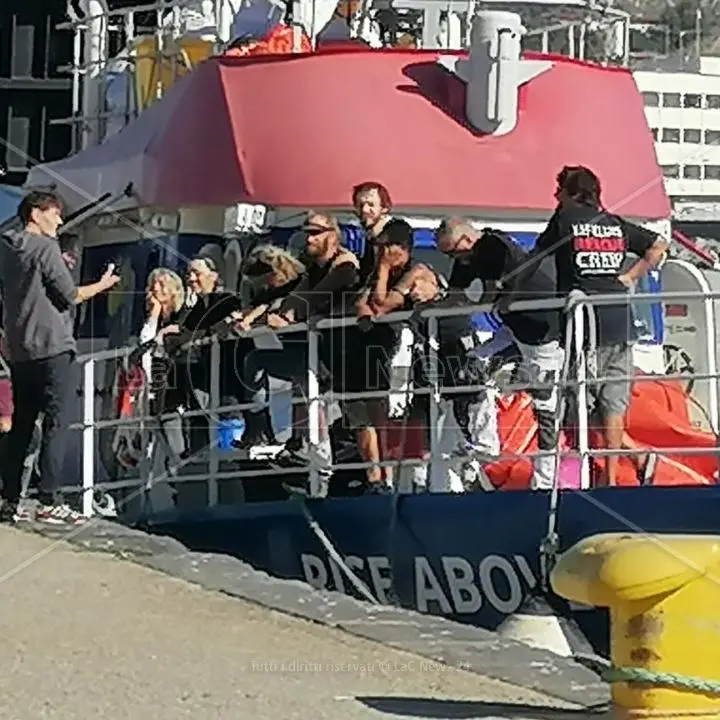 Un marinaio della Rise Above: «Erano da tre giorni in mare senza cibo e acqua, dovevamo salvarli»
