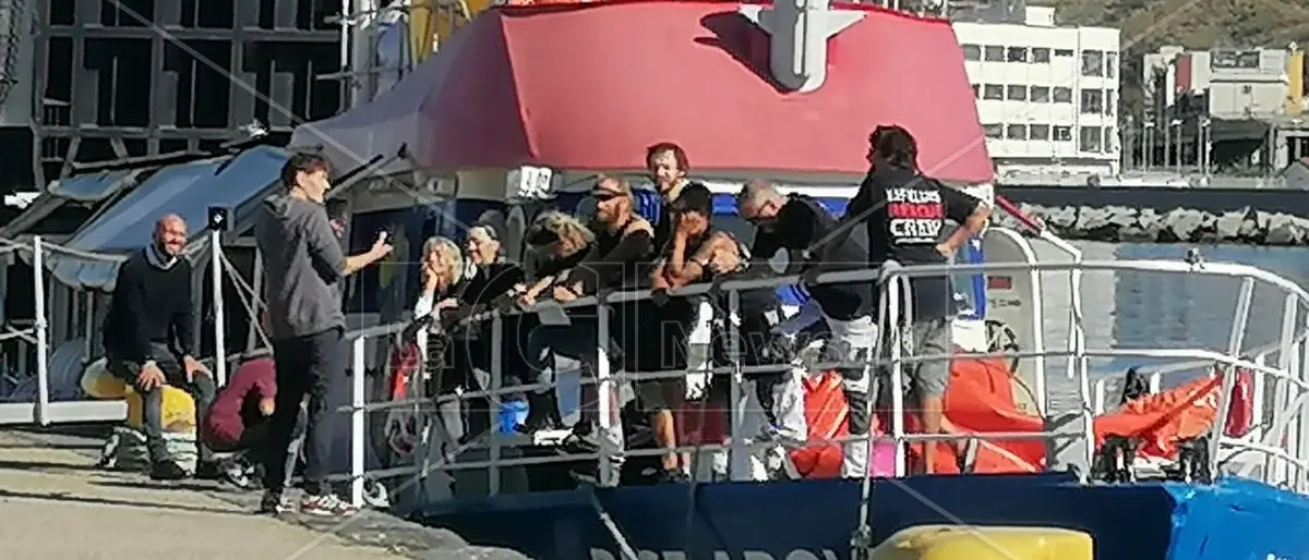 Un marinaio della Rise Above: «Erano da tre giorni in mare senza cibo e acqua, dovevamo salvarli»