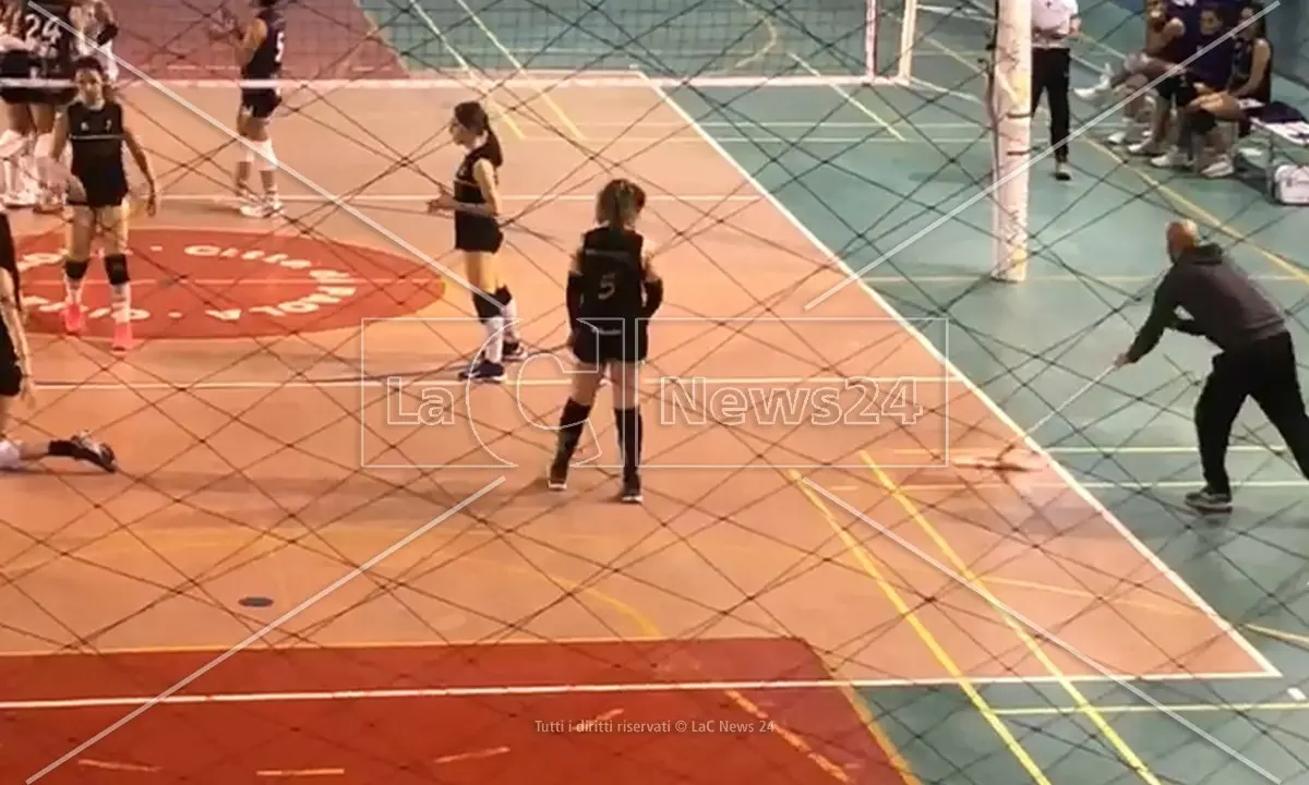 Volley femminile, Paola vince ancora ma il palasport fa acqua da tutte le parti