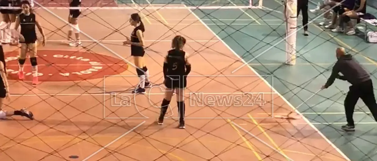 Volley femminile, Paola vince ancora ma il palasport fa acqua da tutte le parti