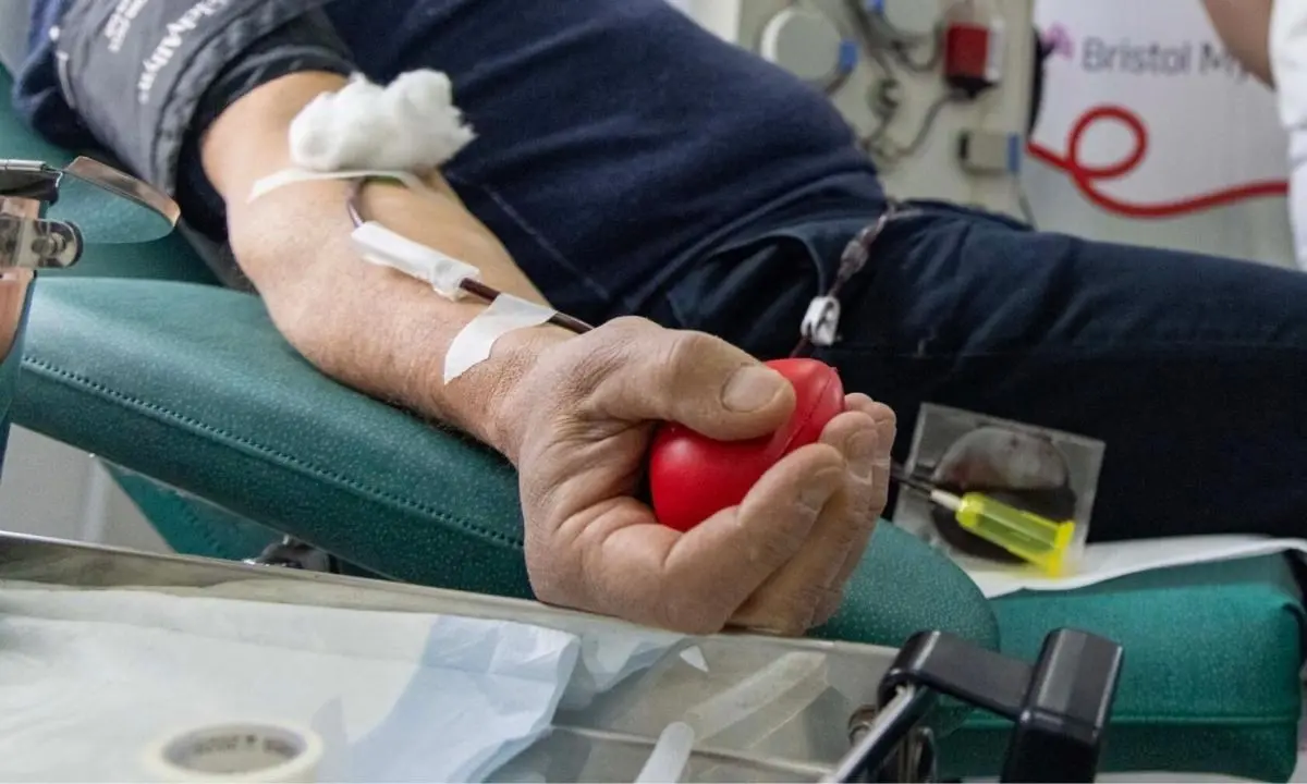 Dona il sangue per 110 volte, 68enne premiato dall’Avis di Cosenza: «È un atto d’amore»