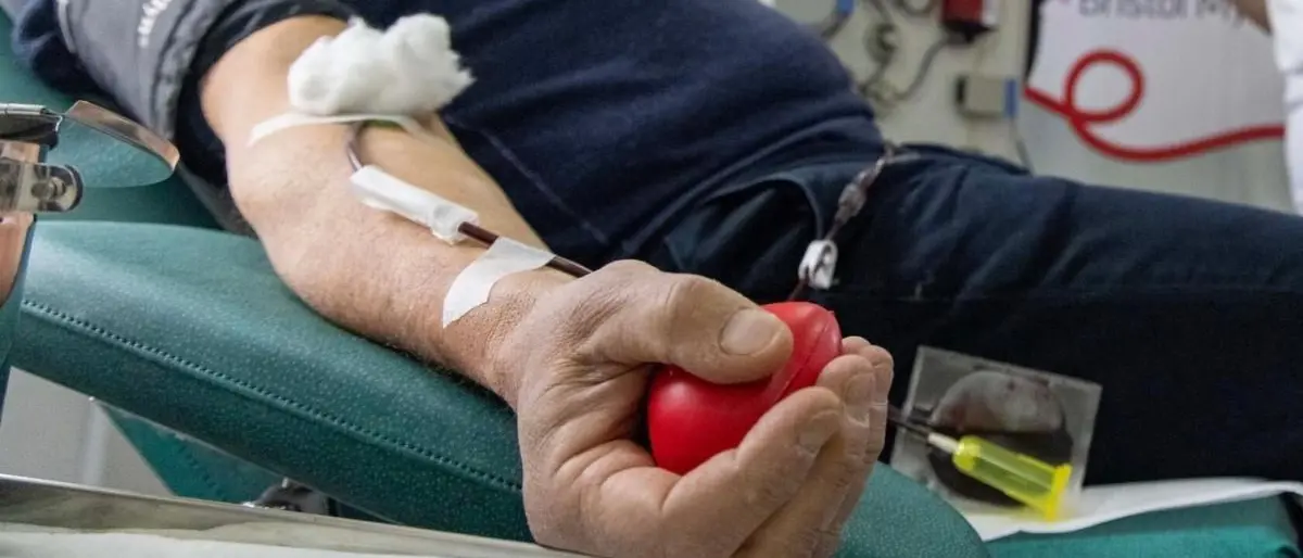 Dona il sangue per 110 volte, 68enne premiato dall’Avis di Cosenza: «È un atto d’amore»