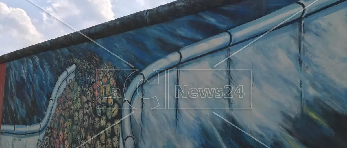 Il crollo del muro di Berlino e le speranze di pace e libertà in un’epoca ancora segnata dalla guerra
