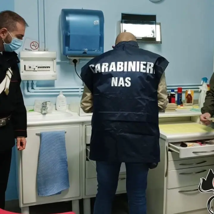 Reggio, finto dentista denunciato dai carabinieri: sequestrato lo studio medico