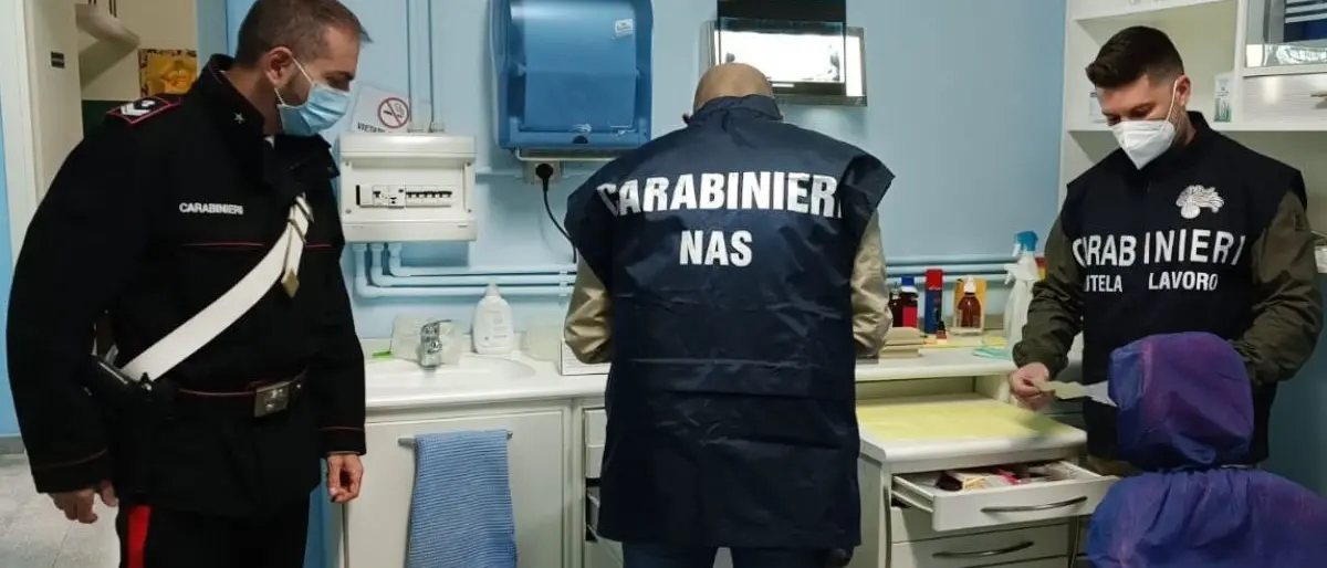 Reggio, finto dentista denunciato dai carabinieri: sequestrato lo studio medico