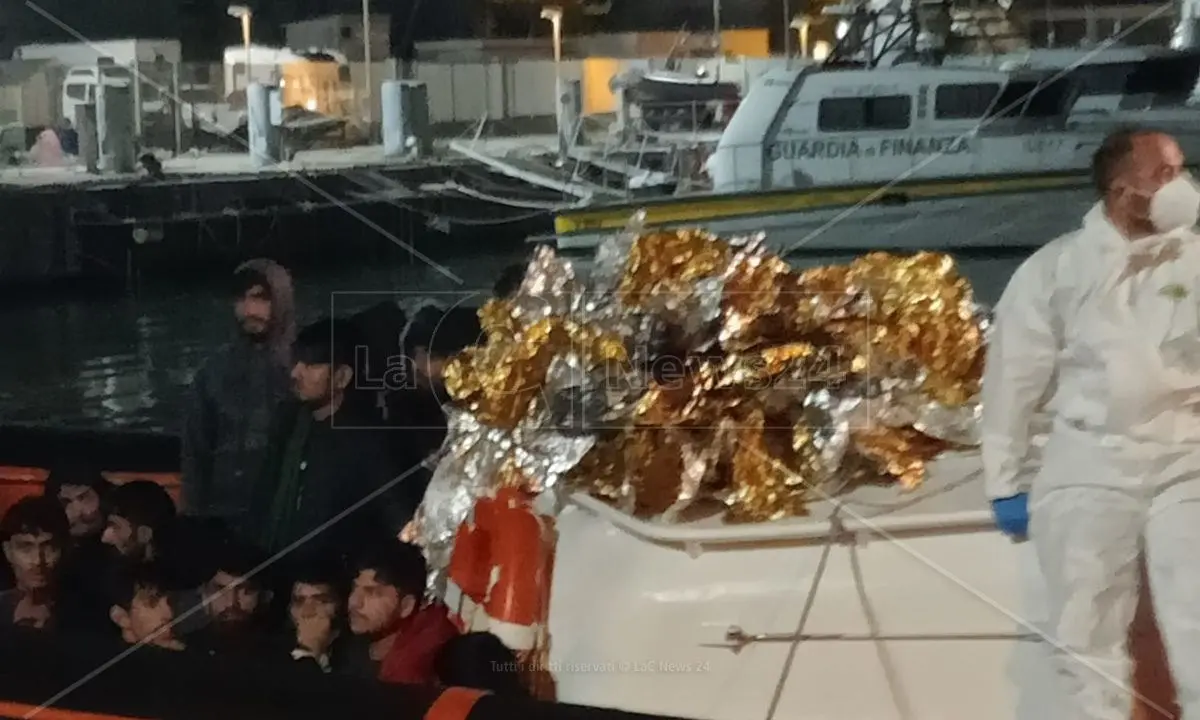 Migranti, soccorse 61 persone al largo di Roccella Jonica: si tratta del nono sbarco nelle ultime 2 settimane