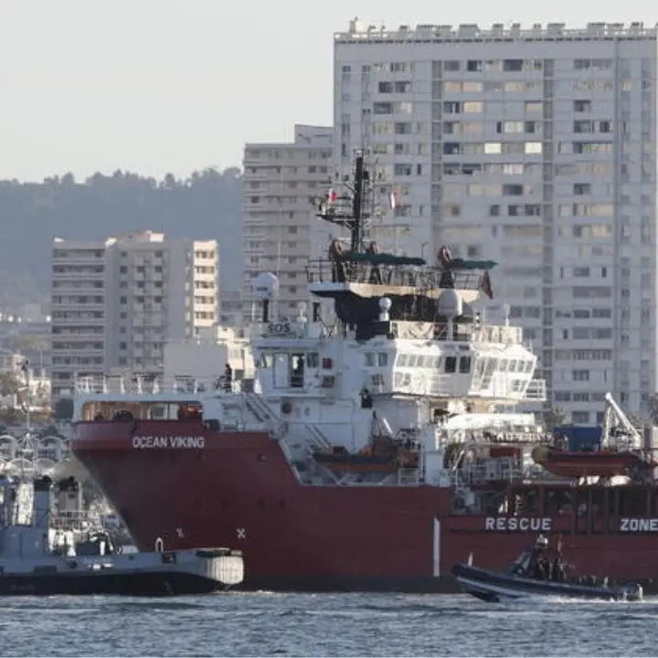 Migranti, la nave Ocean Viking è arrivata nel porto di Tolone: in corso le operazioni di sbarco