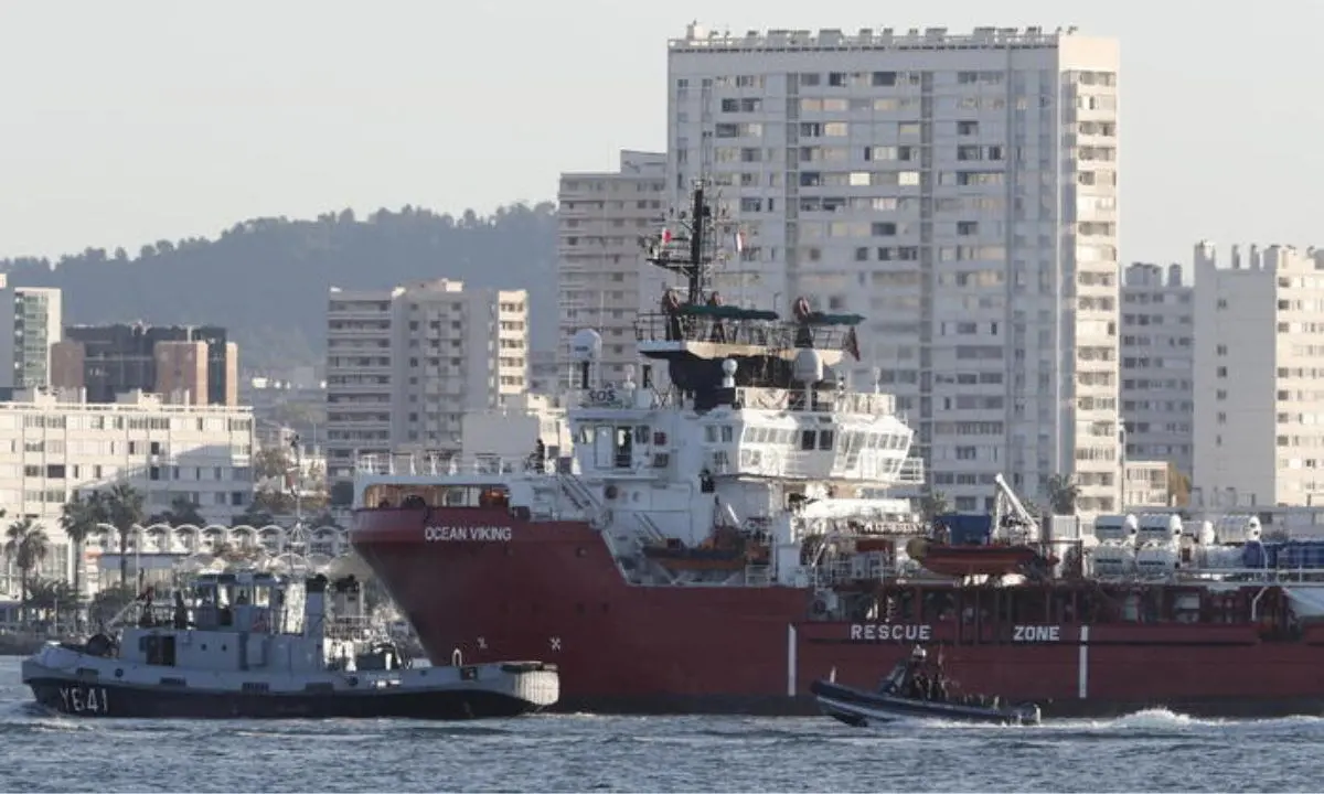 Migranti, la nave Ocean Viking è arrivata nel porto di Tolone: in corso le operazioni di sbarco