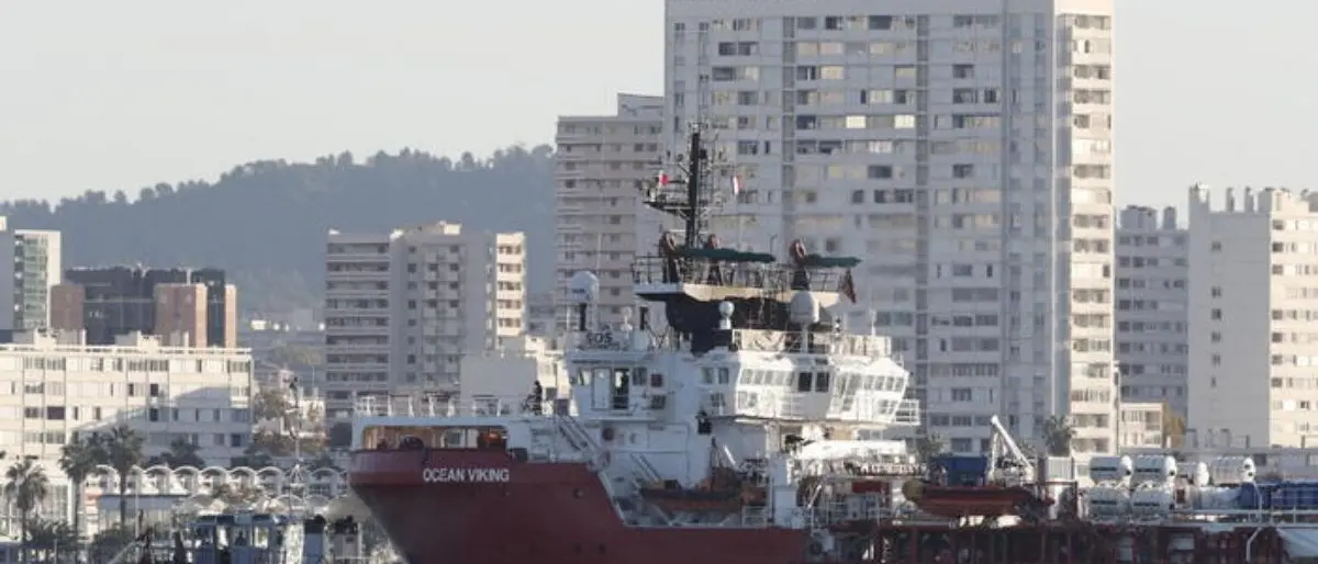 Migranti, la nave Ocean Viking è arrivata nel porto di Tolone: in corso le operazioni di sbarco
