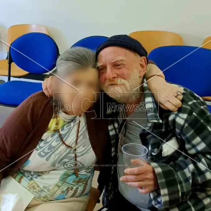 Scalea, Giacomo rivede la moglie dopo un anno e mezzo: il commovente abbraccio in un video